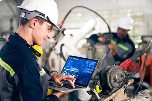 Ingenieur bedient Tablet in der Werkstatt